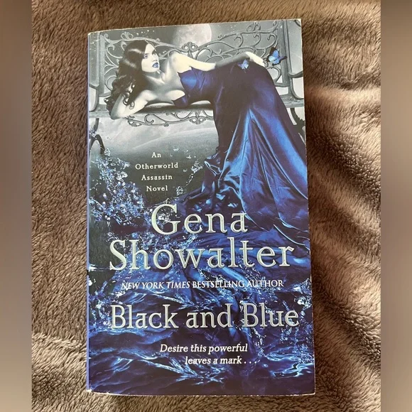 5 Paperbacks - Picture 9 of 10